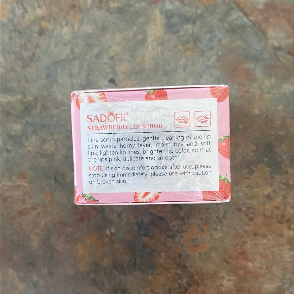 Sadoer Strawberry Lip Scrub - Pink NIP